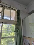 教室後方窗簾脫落
