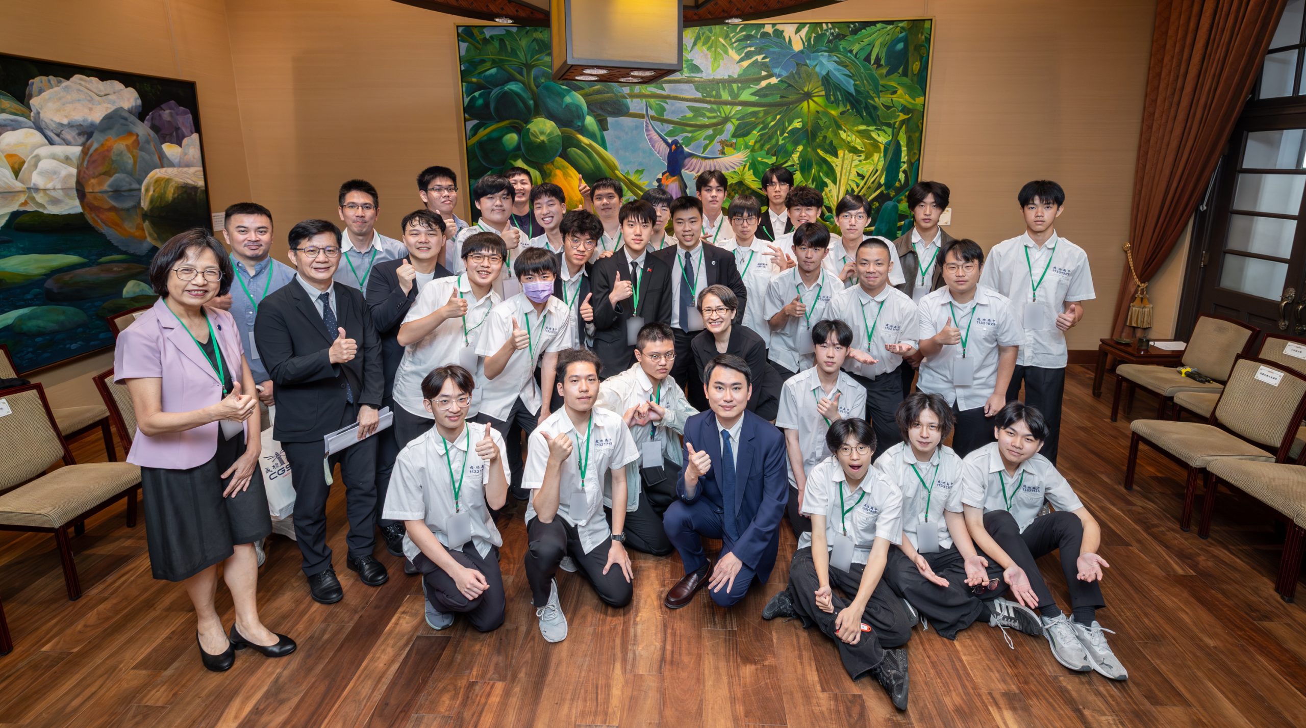 成功高中師生前進總統府 與副總統同上公民課