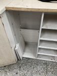 教室後面櫃子隔板掉落