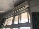 窗簾一邊固定架脫落導致窗簾傾斜