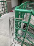 樓梯防護鐵製格柵鬆脫_綑綁的綠色束帶已脫落