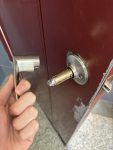 教室前門內側門把損壞