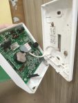 冷氣卡機有脫落，內部疑似還有蟲卵