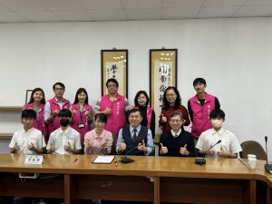 開南高中行政團隊與成功高中工業機器人研究團隊合影