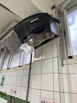 牆上音箱因連日下雨、屋頂漏水，已損壞墜落一半，須將音箱移除，保持教室原有擴音音響功能