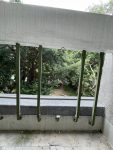 求是樓3F 地科教室前欄杆鐵條斷掉