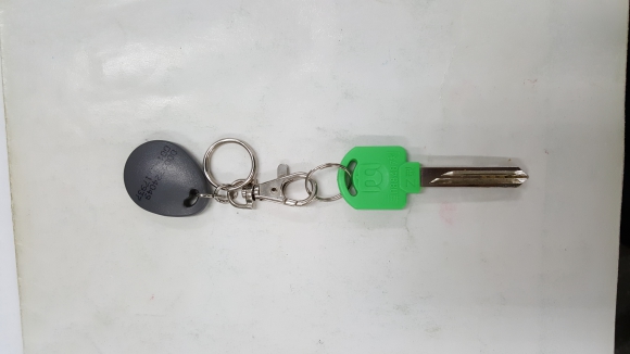 綠色鑰匙與門禁管制卡