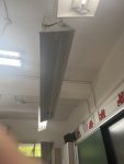 講台電燈中間那台壞掉