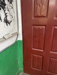 後門開關門時發出尖銳聲響，午休同學開關門時干擾全班午休