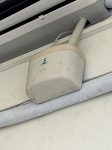 教室前方2台冷氣，集水盒持續漏水